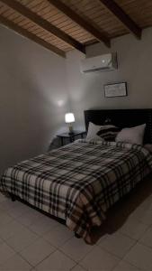 蒙特哥贝Oak Villa Montego Bay 2的一间卧室配有一张带铺着平底毯的床