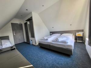 汉堡Hotel City Meetpoint的酒店客房带两张床和楼梯