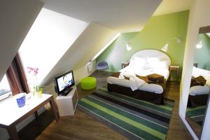 斯特拉斯堡美居斯特拉斯堡中心火车站酒店的阁楼间设有两张床和电视。