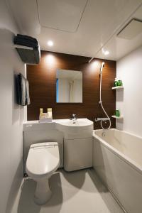 小谷村SKI INN HAKUBA的浴室配有卫生间、盥洗盆和浴缸。