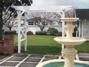 哈韦拉Grand On Victoria的院子里的白色凉亭和喷泉