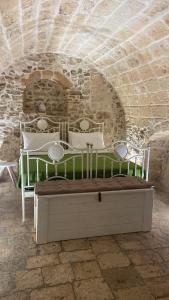 莫杜尼奥Pietrabianca Suite的卧室配有一张石墙床