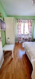 斯德哥尔摩Room at Stockholm - Sweden的卧室配有一张床和一张桌子及椅子