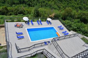 伊齐齐Villa Residence Icici的享有带椅子和遮阳伞的游泳池的空中景致
