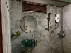 Ban Pha Saeng LangBansuanphutarn的一间带水槽和镜子的浴室