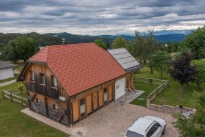Ivančna GoricaHoliday Home Virida, app Leopold III的享有红色屋顶房屋的顶部景色