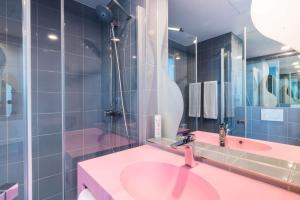 罗斯托克prizeotel Rostock-City的一间带粉色水槽和淋浴的浴室