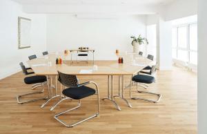 乌尔姆奥特姆贝斯特韦斯特酒店的一间会议室,配有一张大木桌子和椅子