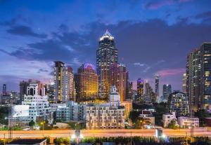 曼谷SureStay Plus by Best Western Sukhumvit 2的享有城市天际线的美景。