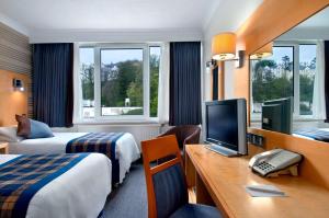 道格拉斯贝斯特韦斯特宫殿酒店&赌场的酒店客房设有两张床和一张书桌及电视
