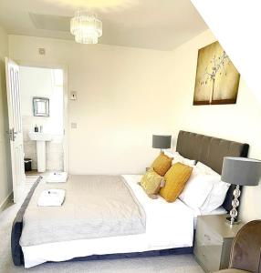 大雅茅斯Beautiful 3bedroom townhouse in a new estate的卧室配有一张带黄色枕头的大型白色床。