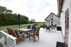 SliteCozy and modern wing on Gotland's east coast的庭院配有椅子和木桌及椅子