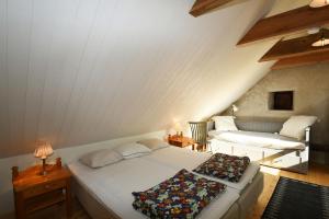 SliteCozy and modern wing on Gotland's east coast的阁楼上的卧室配有两张床