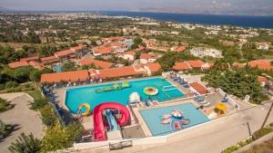 帕萨里迪Aegean View Aqua Resort的享有度假村游泳池的顶部景致