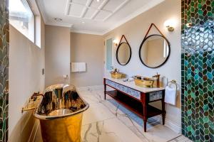 维多利亚瀑布Palm River Hotel的一间带水槽和镜子的浴室