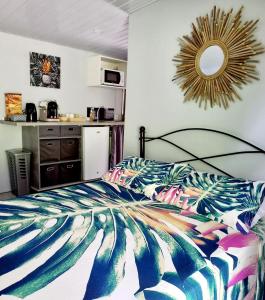 普纳奥亚Rava Lodge的一间卧室配有一张带五颜六色棉被的床