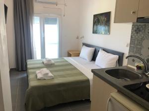 阿吉亚特拉萨Ammos Hotel的酒店客房设有床和水槽