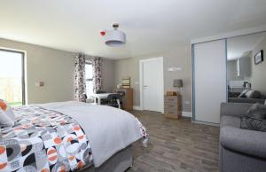 希尔斯伯勒Homestead Hillsborough Guest Rooms的一间卧室设有一张床和一间客厅。