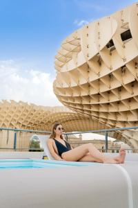 塞维利亚维尔丹大都会酒店的坐在船上游泳池边的女人