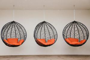 派尔努维斯鲁斯公寓的墙上有三个挂着橙色座椅的鸟笼