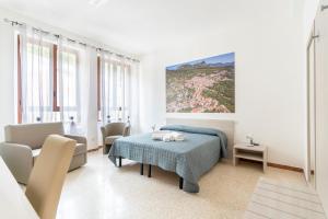 OsiniHotel dei Tacchi的卧室配有一张床和一张桌子及椅子