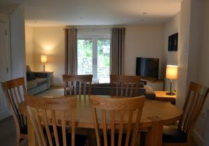 基林Gleann Fia House的用餐室以及带桌椅的起居室。