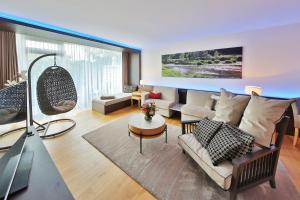 兰根堡玛威尔度假村的客厅配有沙发和桌子