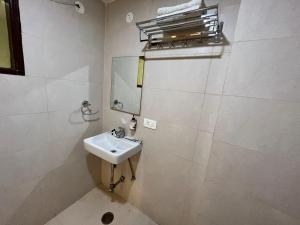 Hotel Mithila Residency Noida - Couple Friendly Local IDs Accepted的一间浴室