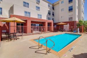 MainStay Suites Texas Medical Center-Reliant Park内部或周边的泳池