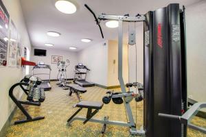 MainStay Suites Texas Medical Center-Reliant Park的健身中心和/或健身设施