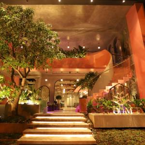 胡志明市HOME Hotel的大堂设有树木和植物的楼梯
