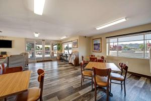 科尔特斯Quality Inn near Mesa Verde的一间设有桌椅和窗户的等候室