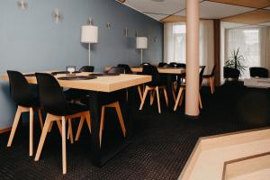 派尔努维斯洛斯酒店的一间会议室,配有木桌和椅子