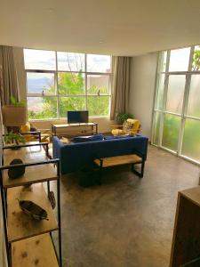 基加利Eagle View Lodge - Kigali的客厅设有蓝色的沙发和窗户。