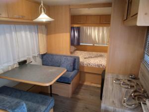 索佐波尔Camping Goldfish的小型大篷车配有蓝色的沙发和床