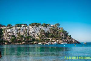 卡拉加尔达纳Villa Can Pere Cala Galdana Menorca的水中小岛的景色