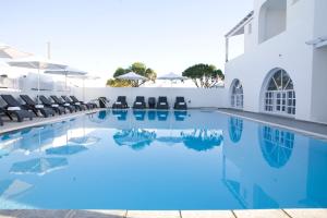 费拉斐利皮诺恩精品酒店的酒店内有一个蓝色的游泳池