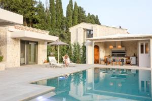 康托卡利My Mediterranean Corfu Luxury Villa with Private Swimming Pool的一座带游泳池和房子的别墅