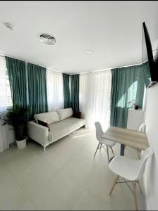 奥里韦拉斯科斯塔Villamartin Hotel GHB的客厅配有沙发和桌子