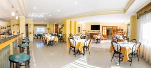 桑亨霍维加纳瓦酒店的餐厅内带桌椅的用餐室