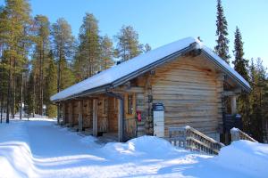 鲁卡Basecamp Oulanka的雪地小木屋