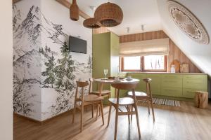 扎科帕内Willa Dunajec - Luxury Apartments的厨房以及带桌椅的用餐室。