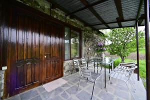 TsovazardSevan Tarsus Guesthouse的一个带桌椅的庭院和木门。