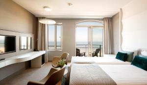 海边的艾格蒙特斯特兰德戈尔夫赞酒店的酒店客房享有海景