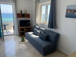 干尼亚朱丽叶公寓的带沙发的客厅,享有海景