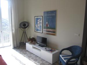 阿普里卡莱La Felice Casa Di Nonno Battistino的客房设有书桌、电视和椅子