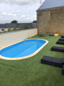 Hannogne-Saint-MartinLes villas d'Hannogne的绿色草坪上的大型蓝色游泳池