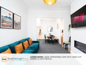 斯卡伯勒Scarborough Stays - Trafalgar Lodge - 4 bedroomed house - Free Parking的客厅配有沙发和桌子
