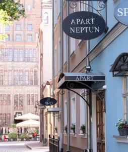 格但斯克Apart Neptun的建筑艺术博物馆的街道标志