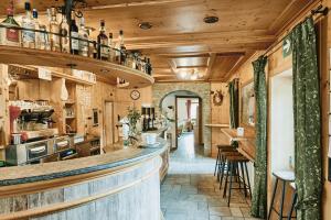 利维尼奥Hotel 2000的餐厅内拥有木墙的酒吧